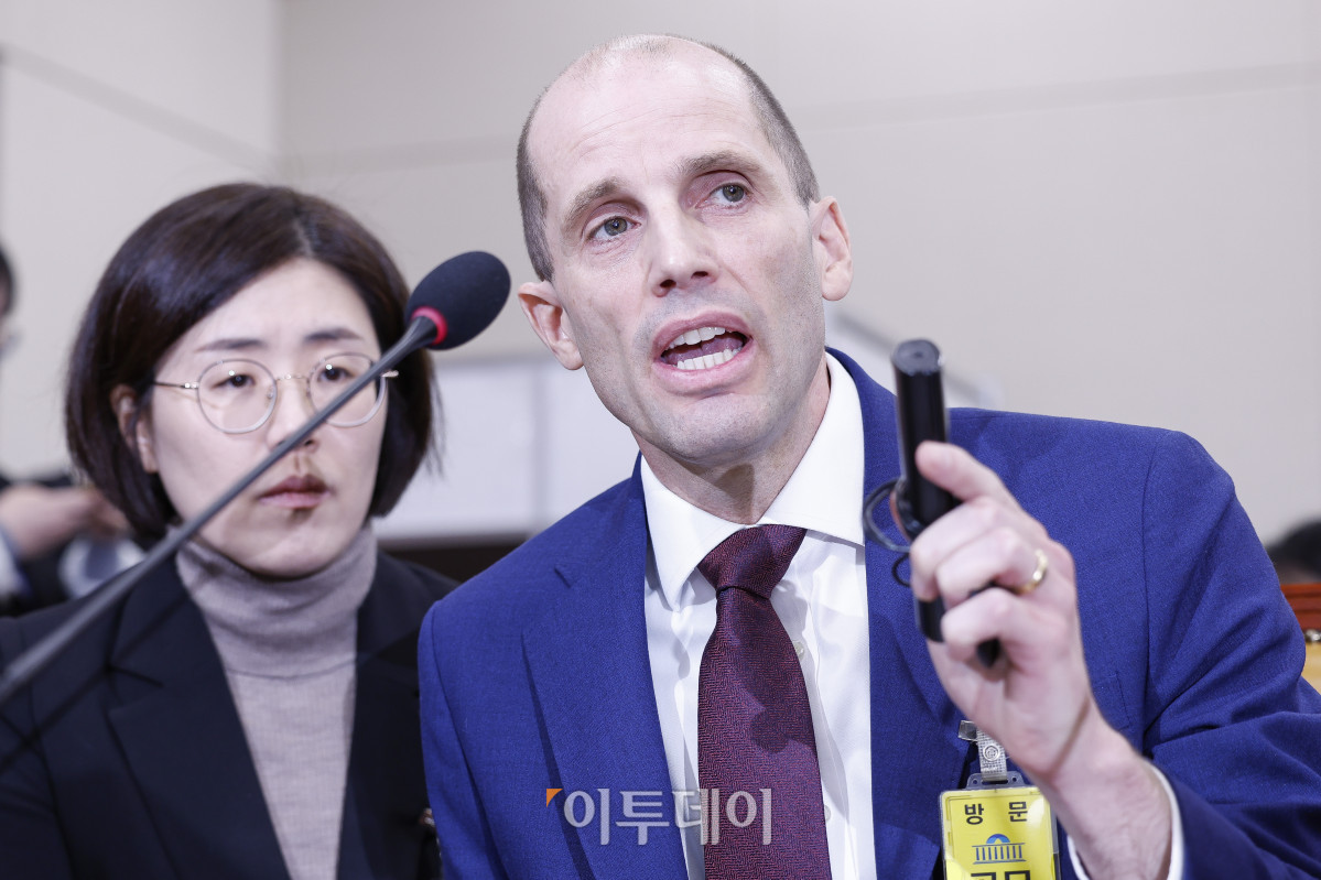 ▲해롤드 로저스 쿠팡 대표이사가 30일 서울 여의도 국회에서 열린 쿠팡 침해사고 및 개인정보 유출, 불공정 거래, 노동환경 실태 파악과 재발방지 대책 마련을 위한 연석 청문회에서 최민희 과학기술정보방송통신위원회 위원장의 동시통역기 착용 요구에 답변하고 있다. 조현호 기자 hyunho@