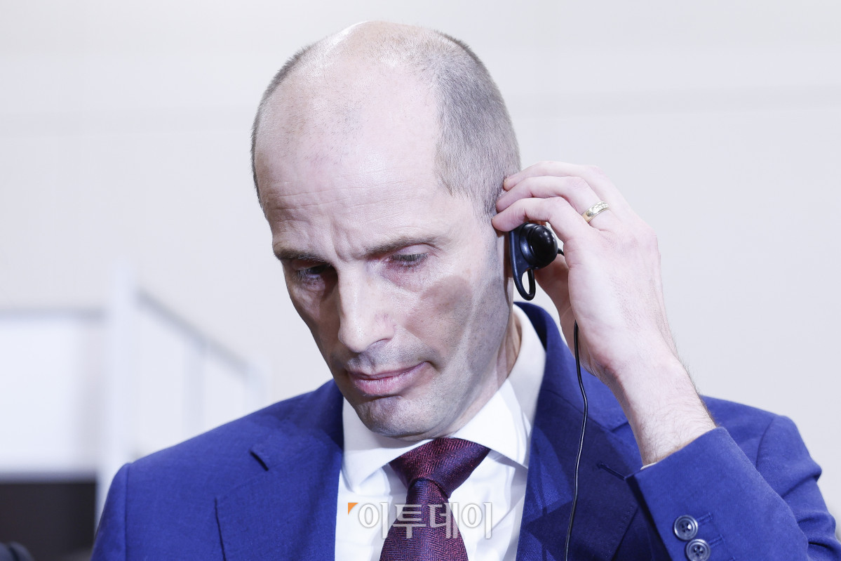 ▲해롤드 로저스 쿠팡 대표이사가 30일 서울 여의도 국회에서 열린 쿠팡 침해사고 및 개인정보 유출, 불공정 거래, 노동환경 실태 파악과 재발방지 대책 마련을 위한 연석 청문회에 출석해 최민희 과학기술정보방송통신위원회 위원장의 동시통역기 착용 요구에 통역기를 착용하고 있다. 조현호 기자 hyunho@