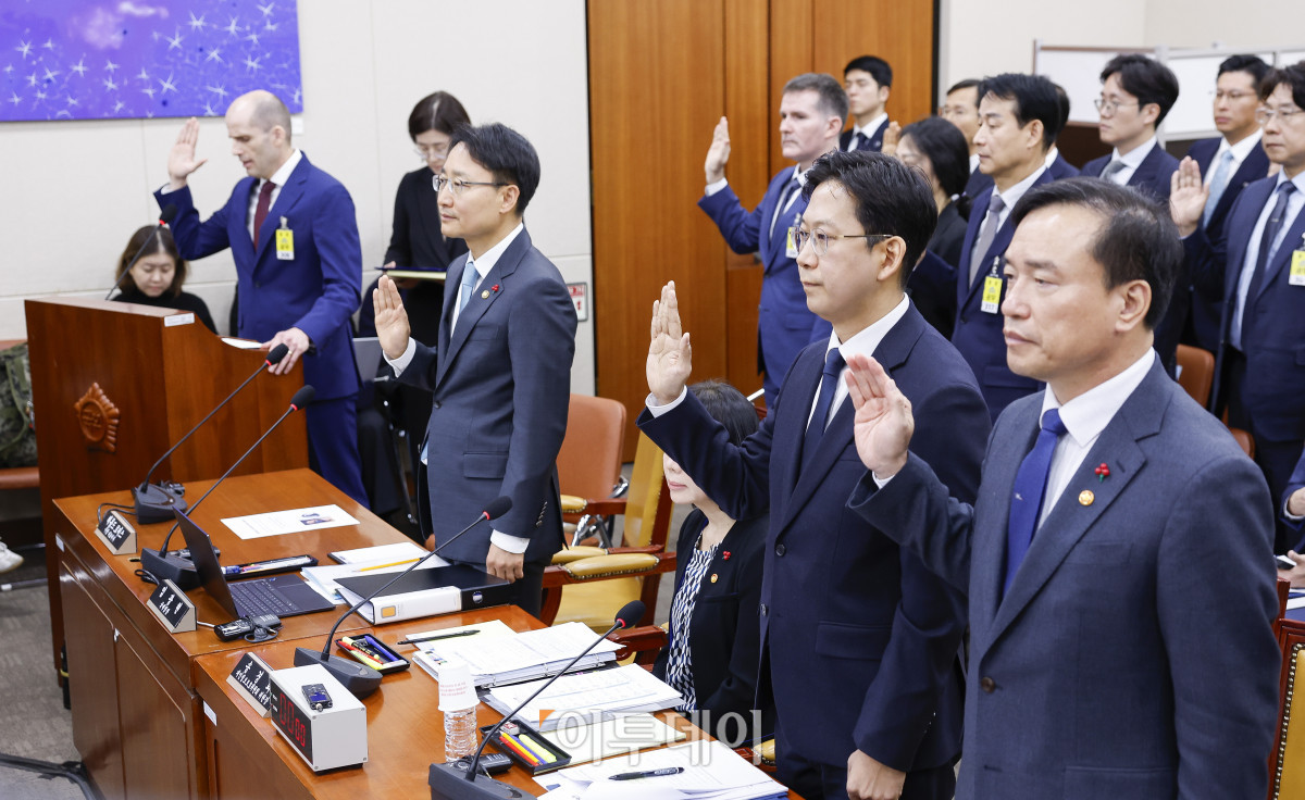 ▲해롤드 로저스(왼쪽) 쿠팡 대표이사가 30일 서울 여의도 국회에서 열린 쿠팡 침해사고 및 개인정보 유출, 불공정 거래, 노동환경 실태 파악과 재발방지 대책 마련을 위한 연석 청문회에 출석해 증인 선서하고 있다. 조현호 기자 hyunho@