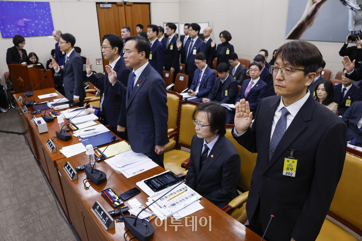 ▲박대준 전 쿠팡 대표이사가 30일 서울 여의도 국회에서 열린 쿠팡 침해사고 및 개인정보 유출, 불공정 거래, 노동환경 실태 파악과 재발방지 대책 마련을 위한 연석 청문회에 출석해 증인 선서하고 있다. 조현호 기자 hyunho@