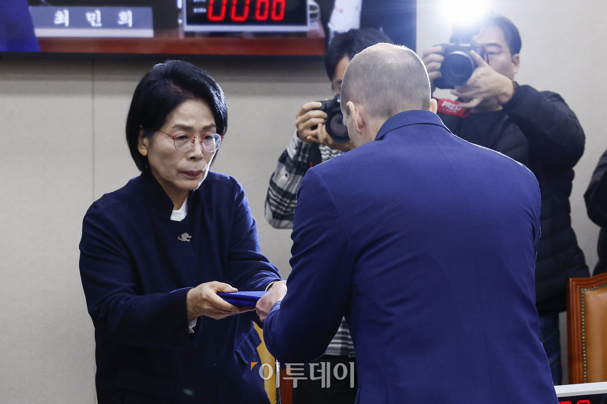 ▲해롤드 로저스 쿠팡 대표이사가 30일 서울 여의도 국회에서 열린 쿠팡 침해사고 및 개인정보 유출, 불공정 거래, 노동환경 실태 파악과 재발방지 대책 마련을 위한 연석 청문회에서 증인 선서를 마친 후 선서문을 최민희 과학기술정보방송통신위원회 위원장에게 전달하고 있다. 조현호 기자 hyunho@