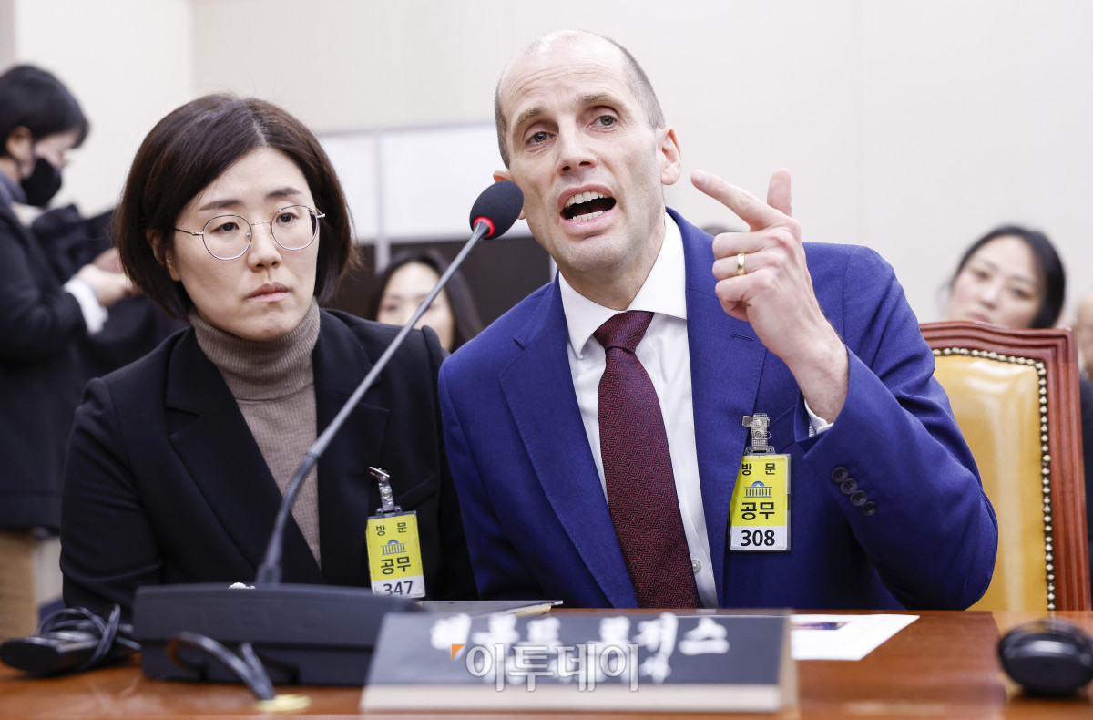 ▲해롤드 로저스 쿠팡 대표이사가 30일 서울 여의도 국회에서 열린 쿠팡 침해사고 및 개인정보 유출, 불공정 거래, 노동환경 실태 파악과 재발방지 대책 마련을 위한 연석 청문회에서 의원 질의에 답변하고 있다. 조현호 기자 hyunho@