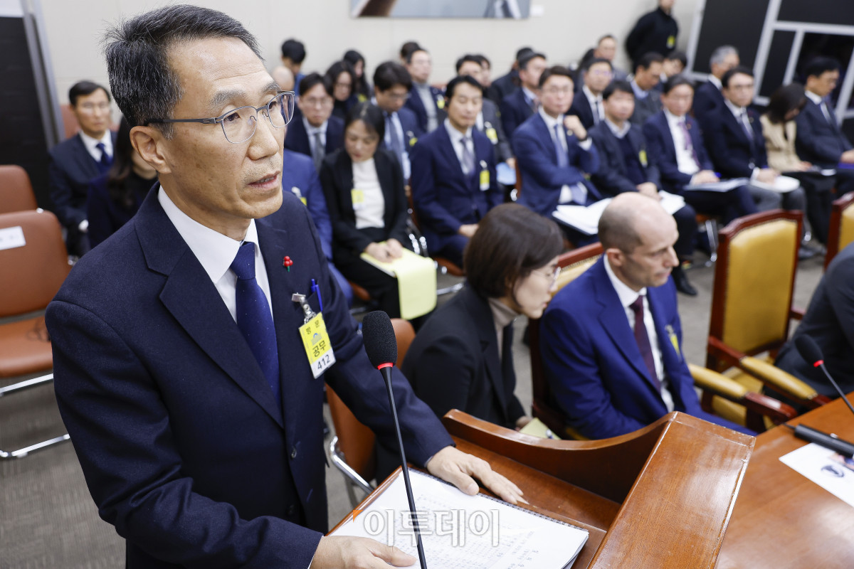 ▲유재성 경찰청장 직무대행이 30일 서울 여의도 국회에서 열린 쿠팡 침해사고 및 개인정보 유출, 불공정 거래, 노동환경 실태 파악과 재발방지 대책 마련을 위한 연석 청문회에서 의원 질의에 답변하고 있다. 조현호 기자 hyunho@