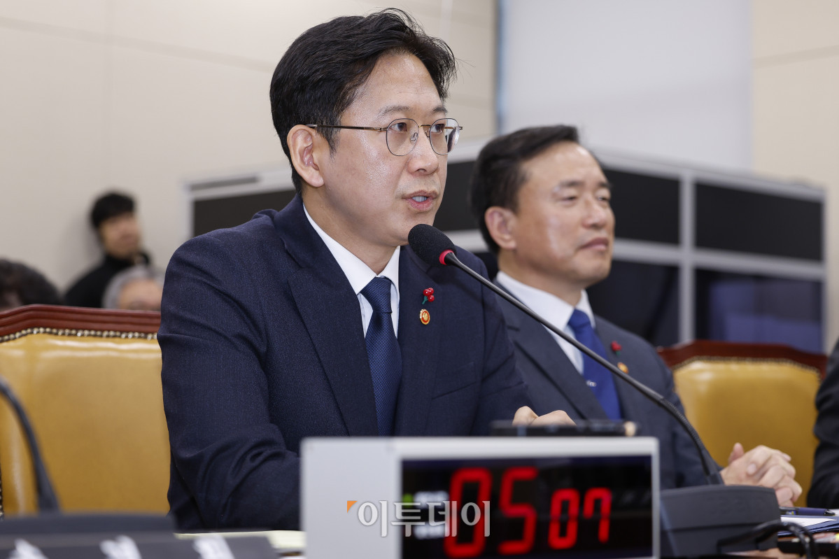 ▲배경훈 부총리 겸 과학기술정보통신부 장관이 30일 서울 여의도 국회에서 열린 쿠팡 침해사고 및 개인정보 유출, 불공정 거래, 노동환경 실태 파악과 재발방지 대책 마련을 위한 연석 청문회에 출석해 의원 질의에 답변하고 있다. 조현호 기자 hyunho@