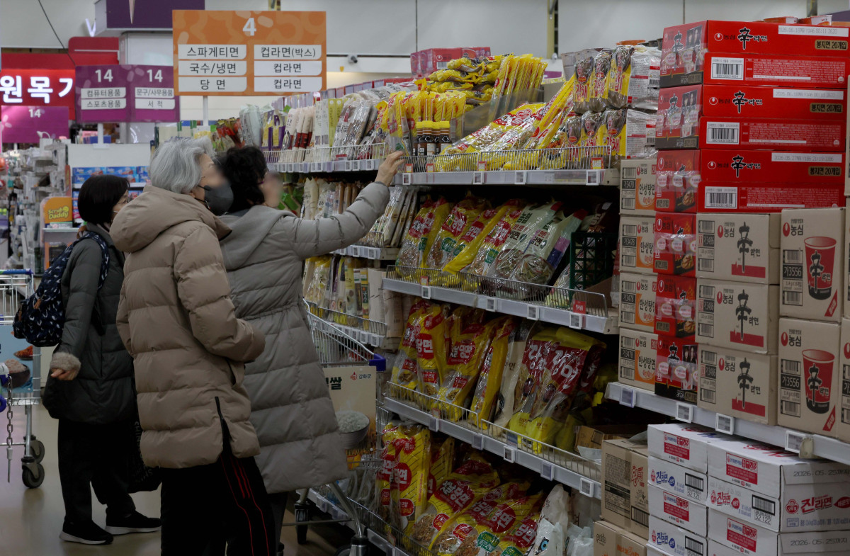▲지난달 추석 효과가 소멸되면서 소비가 크게 위축된 반면, 생산과 투자는 조업일수 증가 등의 영향으로 소폭 회복세를 보였다. 30일 국가데이터처의 ‘11월 산업활동동향’에 따르면 지난달 전산업생산 지수는 113.7(2020년=100)로 전월 대비 0.9% 증가했으나, 소매판매액 지수는 전월 대비 3.3% 급락해 작년 2월 이후 21개월 만에 최대 감소 폭을 기록했다. 소매판매는 8월과 9월 감소 이후 10월 일시 반등했지만 다시 감소세로 돌아섰다. 음식료품 등 비내구재 판매는 4.3% 줄었고, 의복 등 준내구재도 3.6% 감소했다. 이날 서울의 한 대형마트에서 시민들이 장을 보고 있다. 신태현 기자 holjjak@