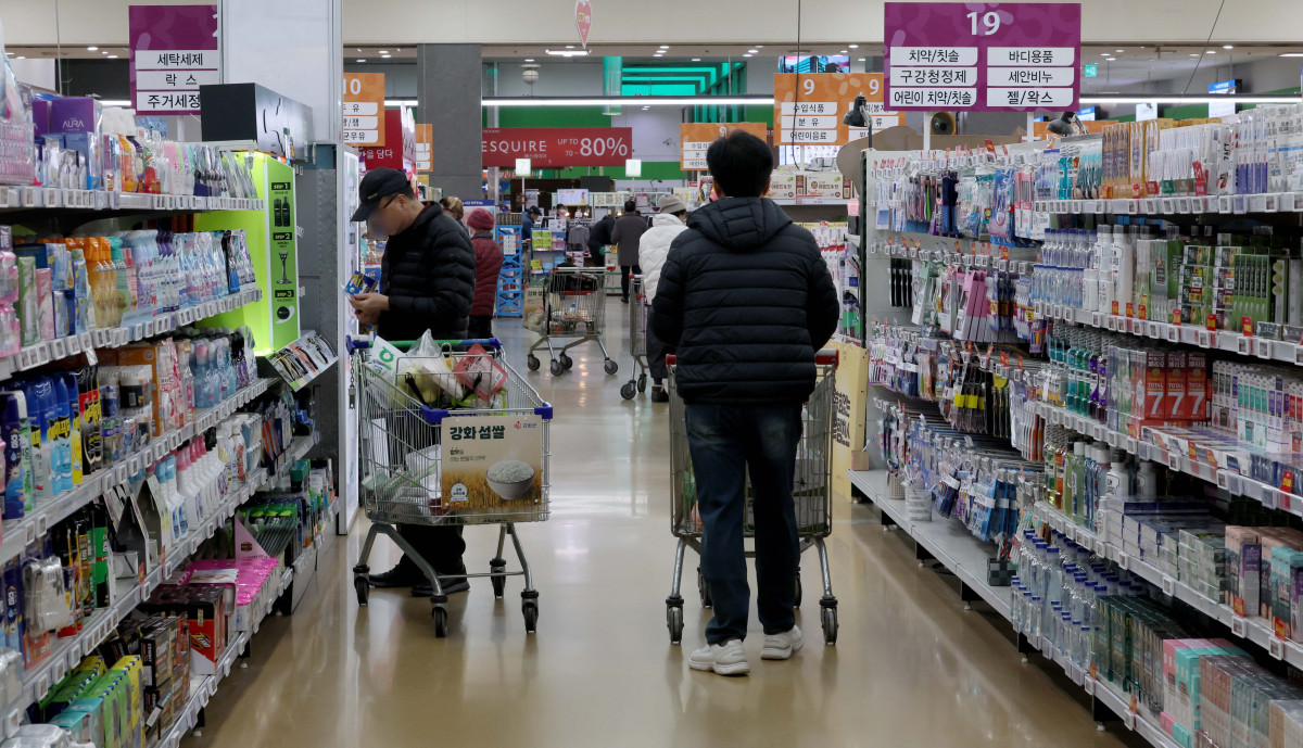 ▲지난달 추석 효과가 소멸되면서 소비가 크게 위축된 반면, 생산과 투자는 조업일수 증가 등의 영향으로 소폭 회복세를 보였다. 30일 국가데이터처의 ‘11월 산업활동동향’에 따르면 지난달 전산업생산 지수는 113.7(2020년=100)로 전월 대비 0.9% 증가했으나, 소매판매액 지수는 전월 대비 3.3% 급락해 작년 2월 이후 21개월 만에 최대 감소 폭을 기록했다. 소매판매는 8월과 9월 감소 이후 10월 일시 반등했지만 다시 감소세로 돌아섰다. 음식료품 등 비내구재 판매는 4.3% 줄었고, 의복 등 준내구재도 3.6% 감소했다. 이날 서울의 한 대형마트에서 시민들이 장을 보고 있다. 신태현 기자 holjjak@