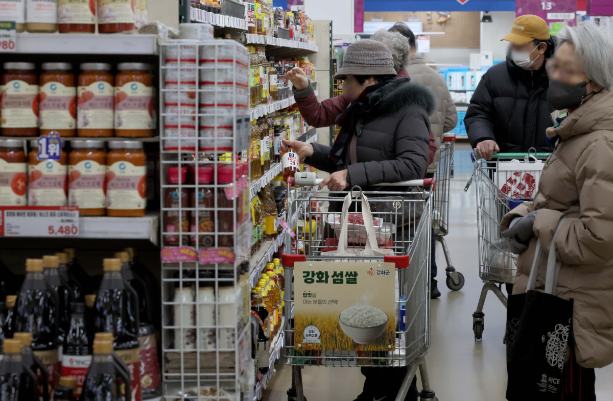 ▲지난달 추석 효과가 소멸되면서 소비가 크게 위축된 반면, 생산과 투자는 조업일수 증가 등의 영향으로 소폭 회복세를 보였다. 30일 국가데이터처의 ‘11월 산업활동동향’에 따르면 지난달 전산업생산 지수는 113.7(2020년=100)로 전월 대비 0.9% 증가했으나, 소매판매액 지수는 전월 대비 3.3% 급락해 작년 2월 이후 21개월 만에 최대 감소 폭을 기록했다. 소매판매는 8월과 9월 감소 이후 10월 일시 반등했지만 다시 감소세로 돌아섰다. 음식료품 등 비내구재 판매는 4.3% 줄었고, 의복 등 준내구재도 3.6% 감소했다. 이날 서울의 한 대형마트에서 시민들이 장을 보고 있다. 신태현 기자 holjjak@