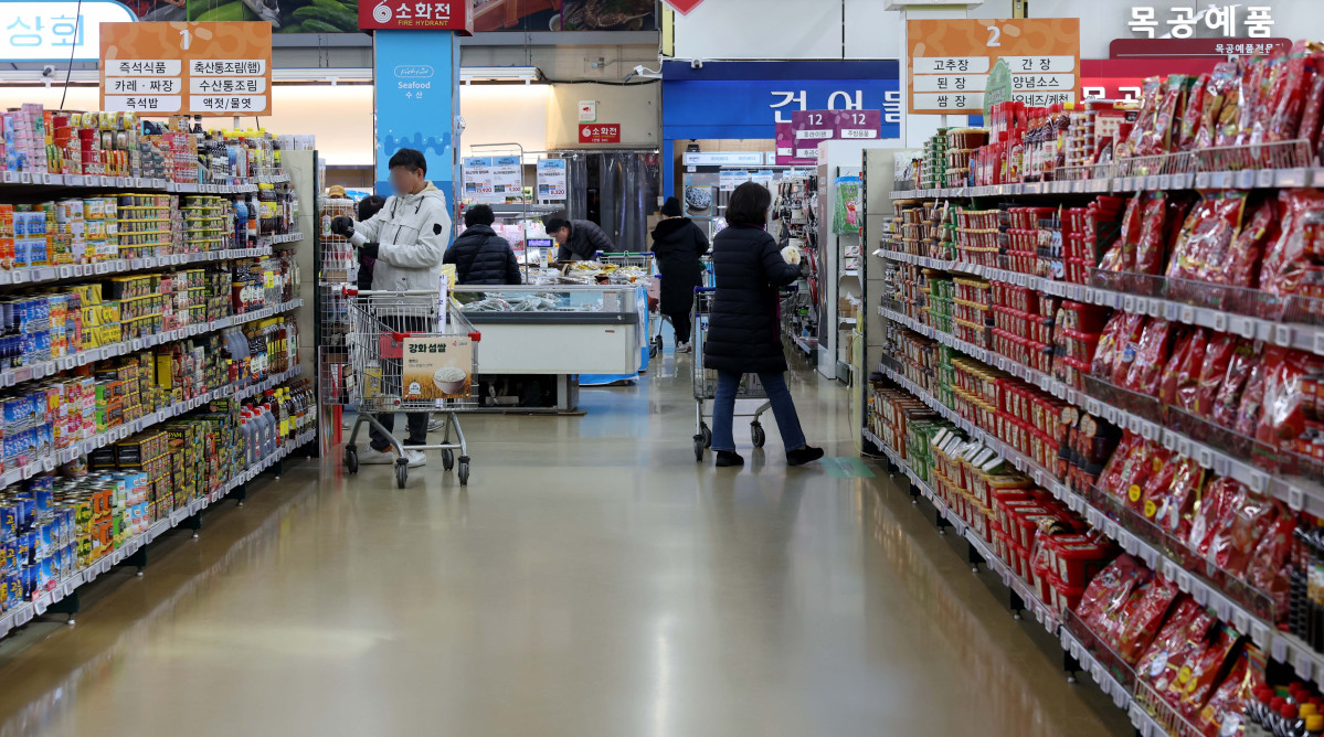 ▲지난달 추석 효과가 소멸되면서 소비가 크게 위축된 반면, 생산과 투자는 조업일수 증가 등의 영향으로 소폭 회복세를 보였다. 30일 국가데이터처의 ‘11월 산업활동동향’에 따르면 지난달 전산업생산 지수는 113.7(2020년=100)로 전월 대비 0.9% 증가했으나, 소매판매액 지수는 전월 대비 3.3% 급락해 작년 2월 이후 21개월 만에 최대 감소 폭을 기록했다. 소매판매는 8월과 9월 감소 이후 10월 일시 반등했지만 다시 감소세로 돌아섰다. 음식료품 등 비내구재 판매는 4.3% 줄었고, 의복 등 준내구재도 3.6% 감소했다. 이날 서울의 한 대형마트에서 시민들이 장을 보고 있다. 신태현 기자 holjjak@
