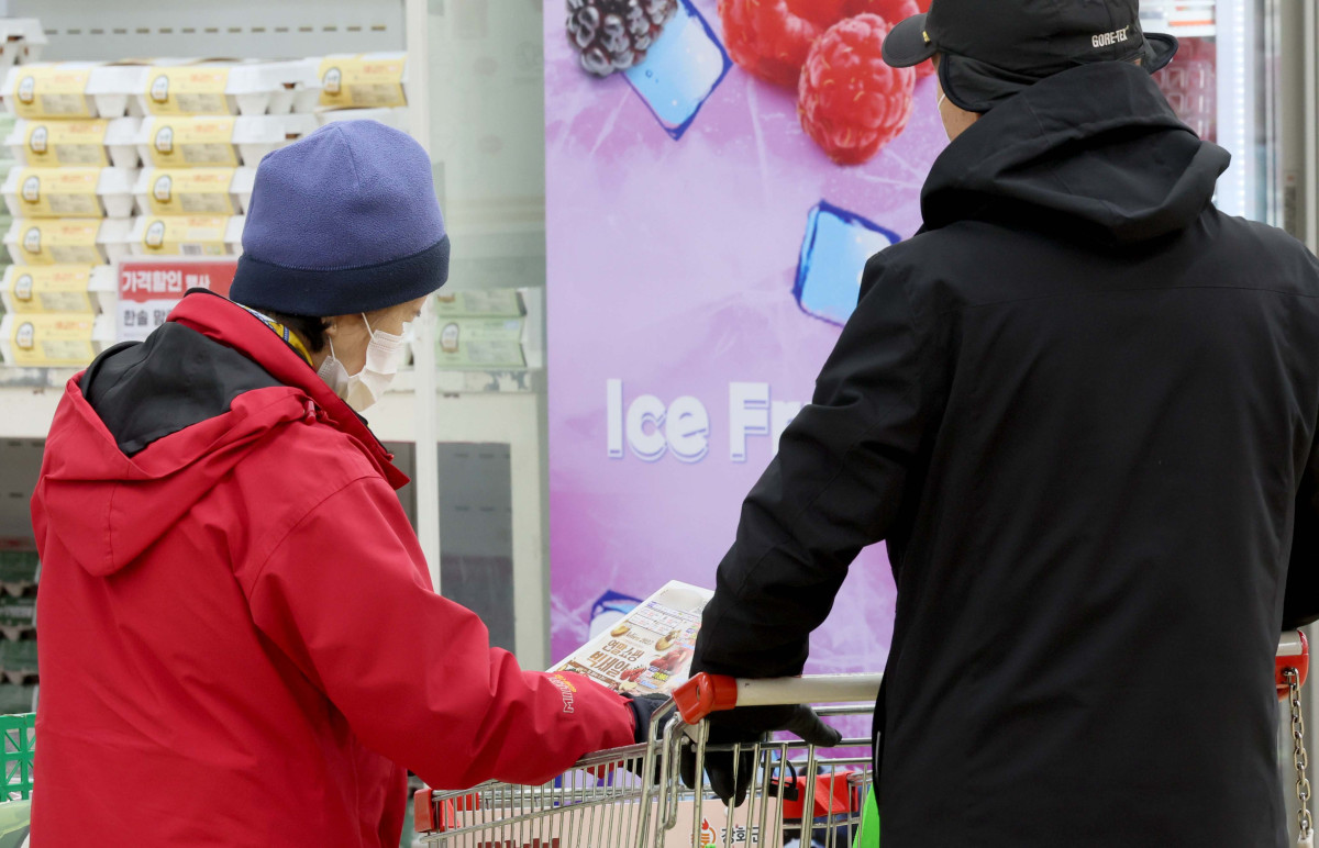 ▲지난달 추석 효과가 소멸되면서 소비가 크게 위축된 반면, 생산과 투자는 조업일수 증가 등의 영향으로 소폭 회복세를 보였다. 30일 국가데이터처의 ‘11월 산업활동동향’에 따르면 지난달 전산업생산 지수는 113.7(2020년=100)로 전월 대비 0.9% 증가했으나, 소매판매액 지수는 전월 대비 3.3% 급락해 작년 2월 이후 21개월 만에 최대 감소 폭을 기록했다. 소매판매는 8월과 9월 감소 이후 10월 일시 반등했지만 다시 감소세로 돌아섰다. 음식료품 등 비내구재 판매는 4.3% 줄었고, 의복 등 준내구재도 3.6% 감소했다. 이날 서울의 한 대형마트에서 시민들이 장을 보고 있다. 신태현 기자 holjjak@