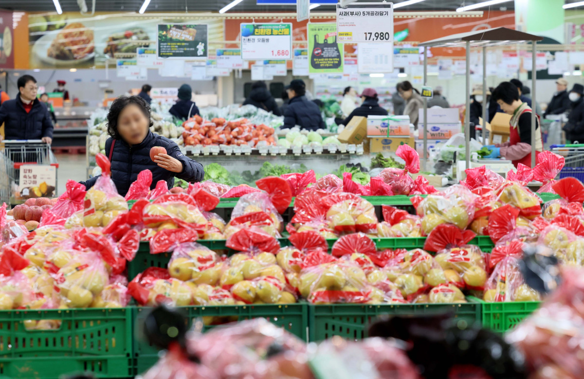▲지난달 추석 효과가 소멸되면서 소비가 크게 위축된 반면, 생산과 투자는 조업일수 증가 등의 영향으로 소폭 회복세를 보였다. 30일 국가데이터처의 ‘11월 산업활동동향’에 따르면 지난달 전산업생산 지수는 113.7(2020년=100)로 전월 대비 0.9% 증가했으나, 소매판매액 지수는 전월 대비 3.3% 급락해 작년 2월 이후 21개월 만에 최대 감소 폭을 기록했다. 소매판매는 8월과 9월 감소 이후 10월 일시 반등했지만 다시 감소세로 돌아섰다. 음식료품 등 비내구재 판매는 4.3% 줄었고, 의복 등 준내구재도 3.6% 감소했다. 이날 서울의 한 대형마트에서 시민들이 장을 보고 있다. 신태현 기자 holjjak@