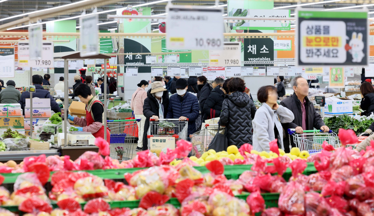 ▲지난달 추석 효과가 소멸되면서 소비가 크게 위축된 반면, 생산과 투자는 조업일수 증가 등의 영향으로 소폭 회복세를 보였다. 30일 국가데이터처의 ‘11월 산업활동동향’에 따르면 지난달 전산업생산 지수는 113.7(2020년=100)로 전월 대비 0.9% 증가했으나, 소매판매액 지수는 전월 대비 3.3% 급락해 작년 2월 이후 21개월 만에 최대 감소 폭을 기록했다. 소매판매는 8월과 9월 감소 이후 10월 일시 반등했지만 다시 감소세로 돌아섰다. 음식료품 등 비내구재 판매는 4.3% 줄었고, 의복 등 준내구재도 3.6% 감소했다. 이날 서울의 한 대형마트에서 시민들이 장을 보고 있다. 신태현 기자 holjjak@