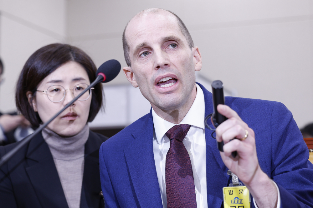 ▲해롤드 로저스 쿠팡 대표이사가 30일 서울 여의도 국회에서 열린 쿠팡 침해사고 및 개인정보 유출, 불공정 거래, 노동환경 실태 파악과 재발방지 대책 마련을 위한 연석 청문회에서 최민희 과학기술정보방송통신위원회 위원장의 동시통역기 착용 요구에 답변하고 있다. 조현호 기자 hyunho@ (이투데이DB)