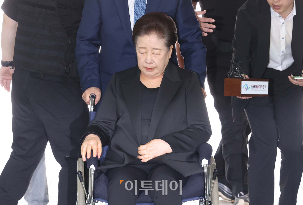 ▲ 한학자 통일교(세계평화통일가정연합) 총재가 올해 9월 22일 서울 서초구 서울중앙지방법원에서 열린 구속 전 피의자 심문(영장실질심사)에 출석하고 있다. 한 총재는 김건희 여사와 권성동 국민의힘 의원에게 각종 청탁과 함께 금품을 전달한 혐의(청탁금지법·정치자금법 위반) 등을 받고 있다. 신태현 기자 holjjak@ (이투데이 DB)