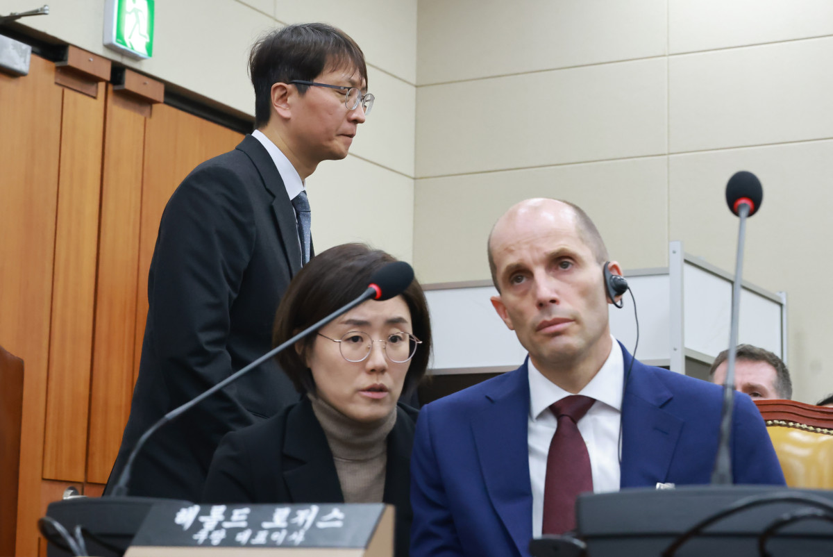 ▲30일 국회에서 열린 쿠팡 침해사고 및 개인정보 유출, 불공정 거래, 노동환경 실태 파악과 재발 방지 대책 마련을 위한 청문회에서 박대준 전 쿠팡 대표이사가 의원 질의에 답한 뒤 자리로 돌아가고 있다. 오른쪽은 해롤드 로저스 쿠팡 대표이사. (연합뉴스)