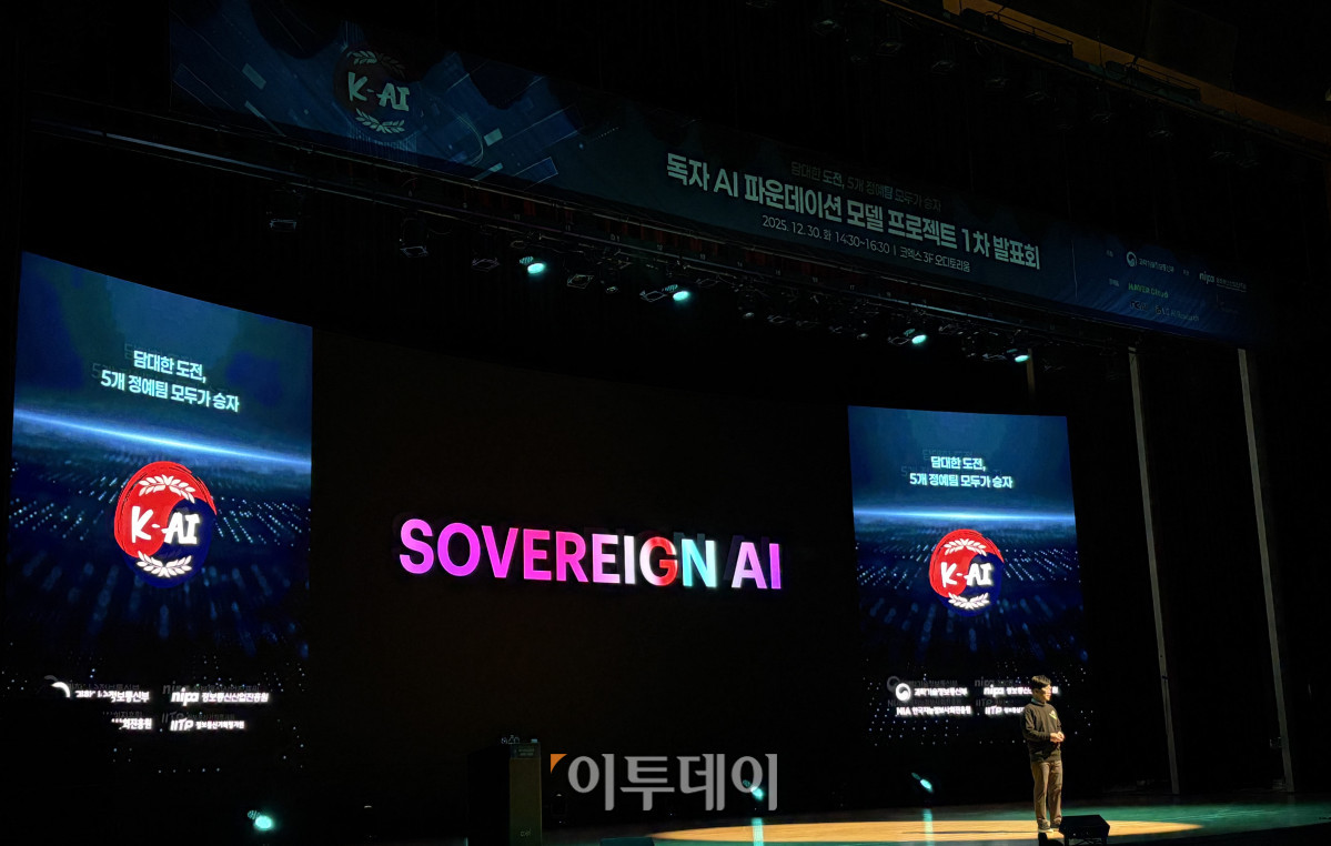 ▲30일 코엑스에서 열린 '독자 AI 파운데이션 모델 프로젝트 1차 발표회'에서 네이버클라우드 성낙호 총괄이 자사의 AI 모델을 소개하고 있다. (임유진 기자 newjean@)