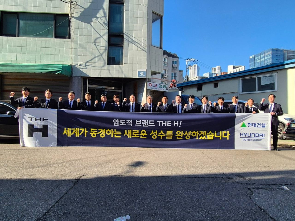 ▲현대건설 관계자들이 30일 서울 성동구에서 열린 성수1지구 주택재개발정비사업 현장설명회에 참석했다. (사진제공=현대건설)