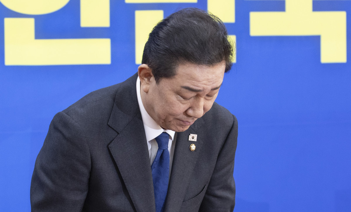 ▲김병기 더불어민주당 원내대표가 30일 국회에서 열린 민주당 원내대책회의에서 본인 의혹 관련해 사퇴 의사를 밝힌 뒤 고개숙여 사과하고 있다. (연합뉴스)