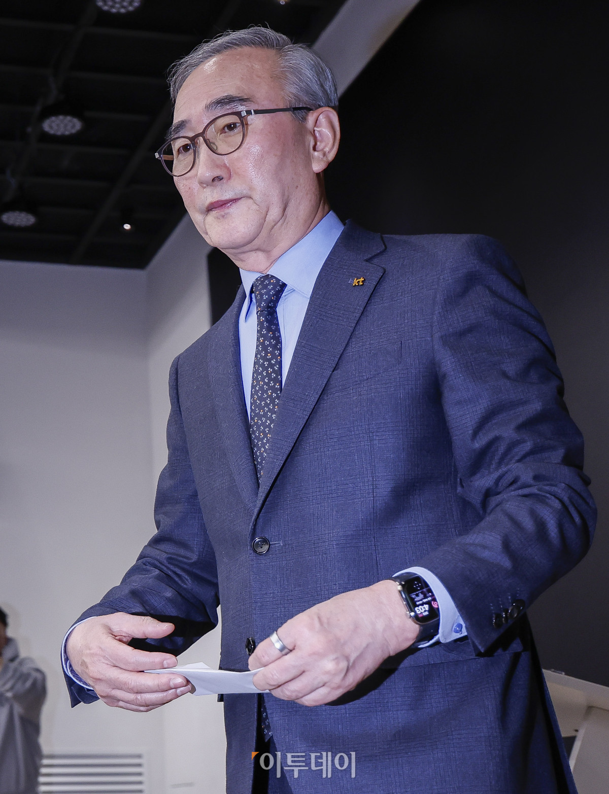 ▲김영섭 KT 대표가 30일 서울 종로구 KT광화문빌딩에서 열린 무단 소액결제 사태 및 해킹 사고 등과 관련한 침해사고 관련 대고객 사과와 정보보안 혁신방안 기자브리핑에서 입장을 밝힌 후 브리핑룸을 나서고 있다. 조현호 기자 hyunho@