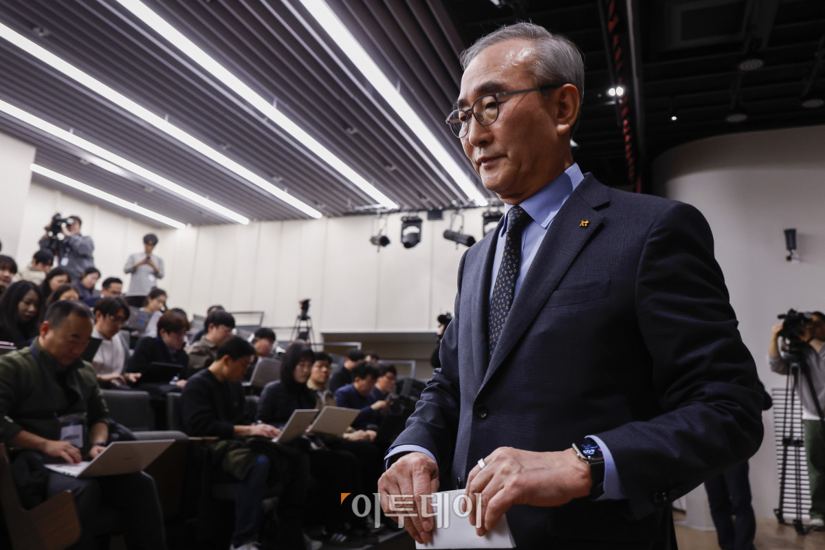 ▲김영섭 KT 대표가 30일 서울 종로구 KT광화문빌딩에서 열린 무단 소액결제 사태 및 해킹 사고 등과 관련한 침해사고 관련 대고객 사과와 정보보안 혁신방안 기자브리핑에서 입장을 밝힌 후 브리핑룸을 나서고 있다. 조현호 기자 hyunho@