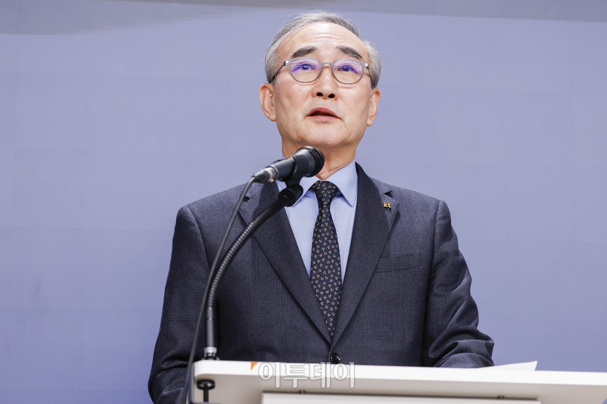 ▲김영섭 KT 대표가 30일 서울 종로구 KT광화문빌딩에서 열린 무단 소액결제 사태 및 해킹 사고 등과 관련한 침해사고 관련 대고객 사과와 정보보안 혁신방안 기자브리핑에서 입장을 밝히고 있다. 조현호 기자 hyunho@