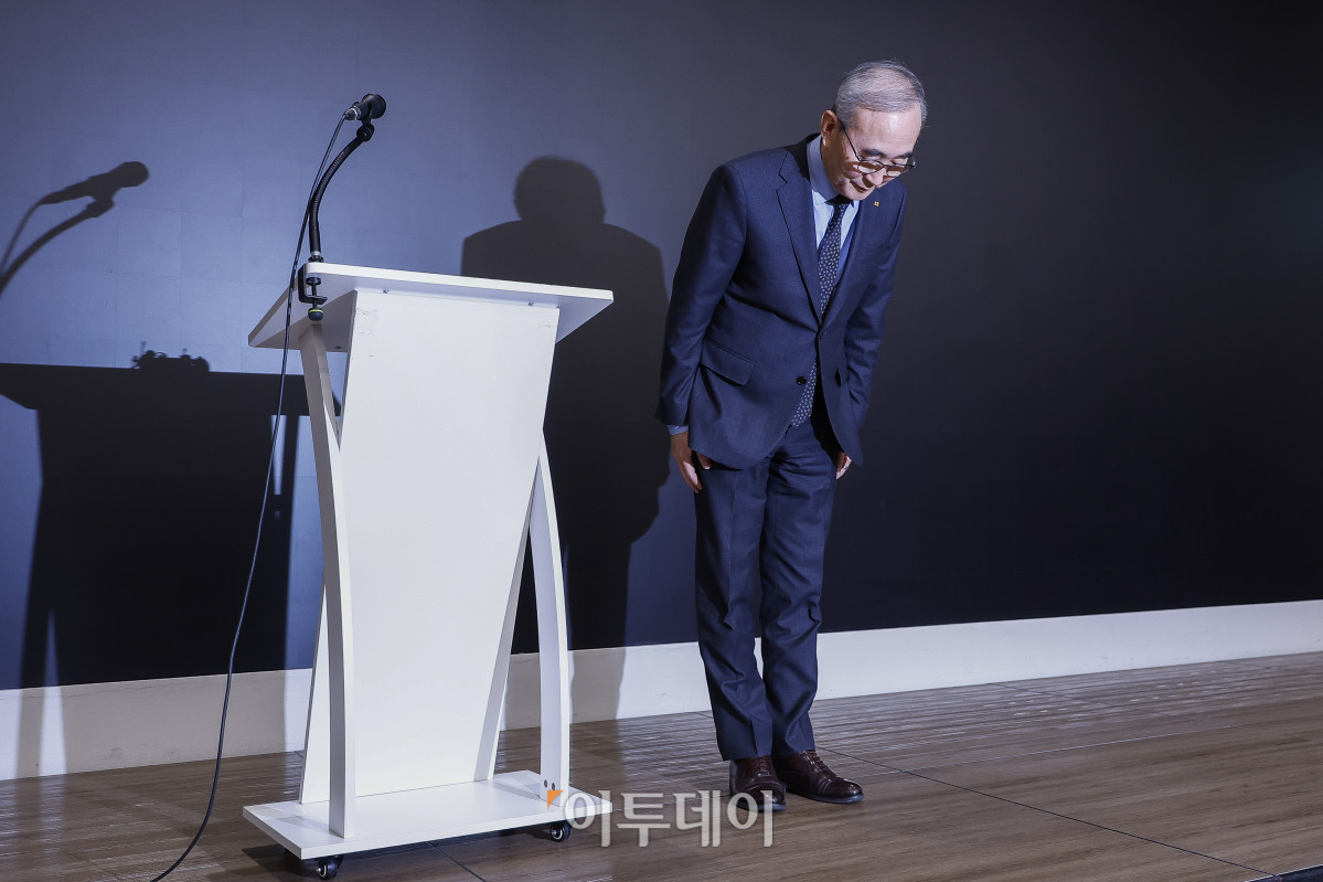 ▲김영섭 KT 대표가 30일 서울 종로구 KT광화문빌딩에서 무단 소액결제 사태 및 해킹 사고 등과 관련한 침해사고 관련 대고객 사과와 정보보안 혁신방안 기자브리핑에서 고개 숙여 사과하고 있다. 조현호 기자 hyunho@