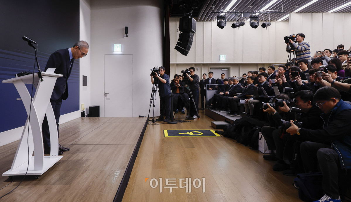 ▲김영섭 KT 대표가 30일 서울 종로구 KT광화문빌딩에서 무단 소액결제 사태 및 해킹 사고 등과 관련한 침해사고 관련 대고객 사과와 정보보안 혁신방안 기자브리핑에서 고개 숙여 사과하고 있다. 조현호 기자 hyunho@