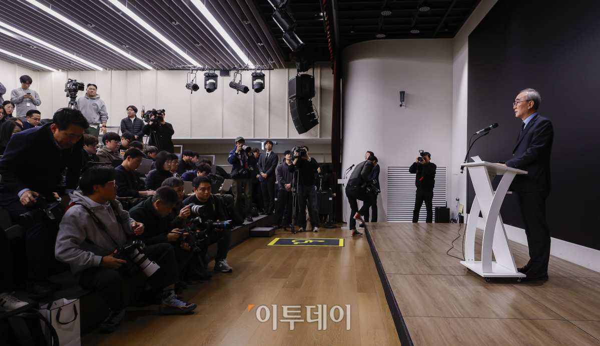 ▲김영섭 KT 대표가 30일 서울 종로구 KT광화문빌딩에서 열린 무단 소액결제 사태 및 해킹 사고 등과 관련한 침해사고 관련 대고객 사과와 정보보안 혁신방안 기자브리핑에서 입장을 밝히고 있다. 조현호 기자 hyunho@