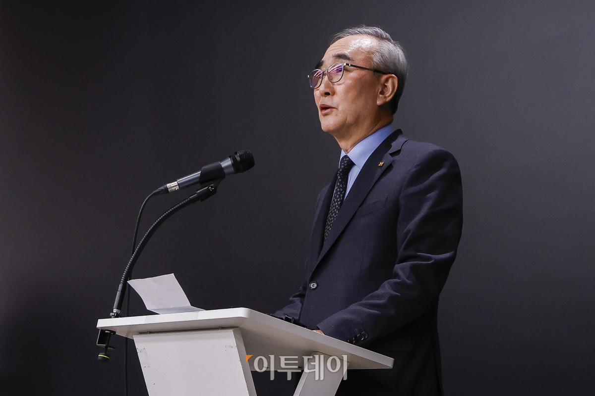 ▲김영섭 KT 대표가 30일 서울 종로구 KT광화문빌딩에서 열린 무단 소액결제 사태 및 해킹 사고 등과 관련한 침해사고 관련 대고객 사과와 정보보안 혁신방안 기자브리핑에서 입장을 밝히고 있다. 조현호 기자 hyunho@