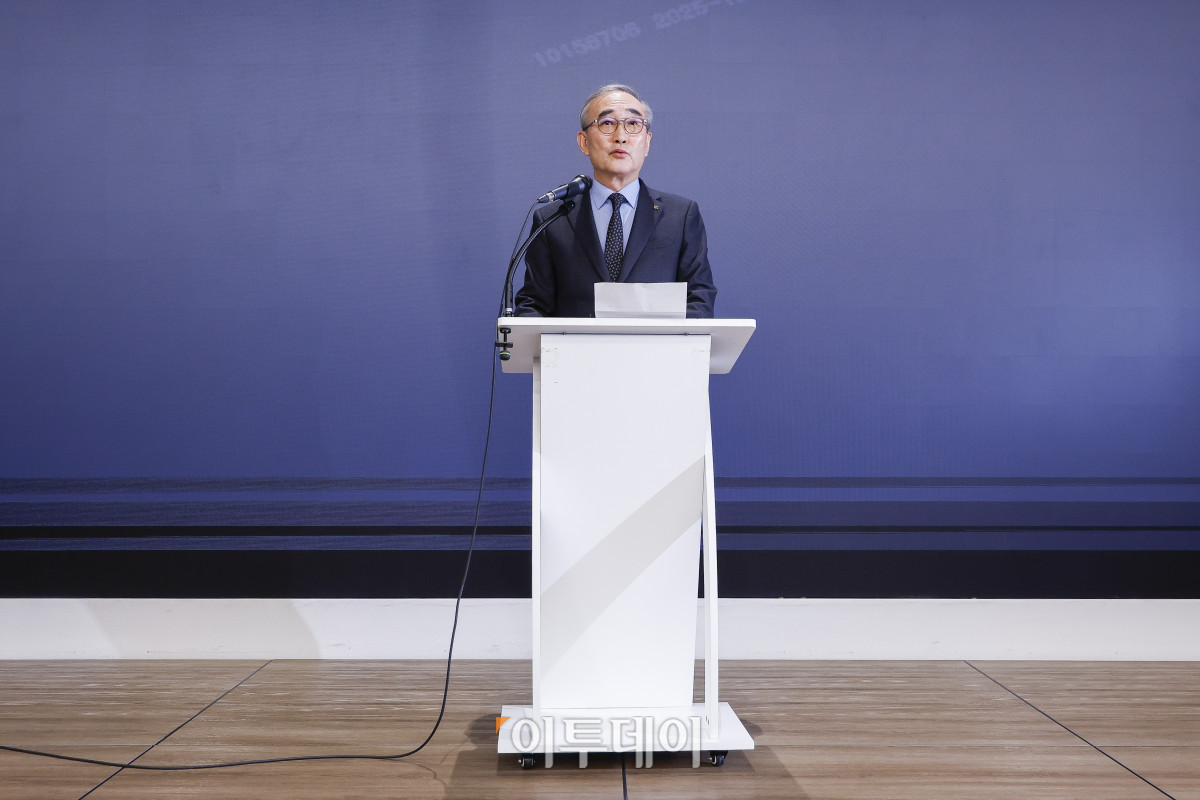 ▲김영섭 KT 대표가 30일 서울 종로구 KT광화문빌딩에서 열린 무단 소액결제 사태 및 해킹 사고 등과 관련한 침해사고 관련 대고객 사과와 정보보안 혁신방안 기자브리핑에서 입장을 밝히고 있다. 조현호 기자 hyunho@