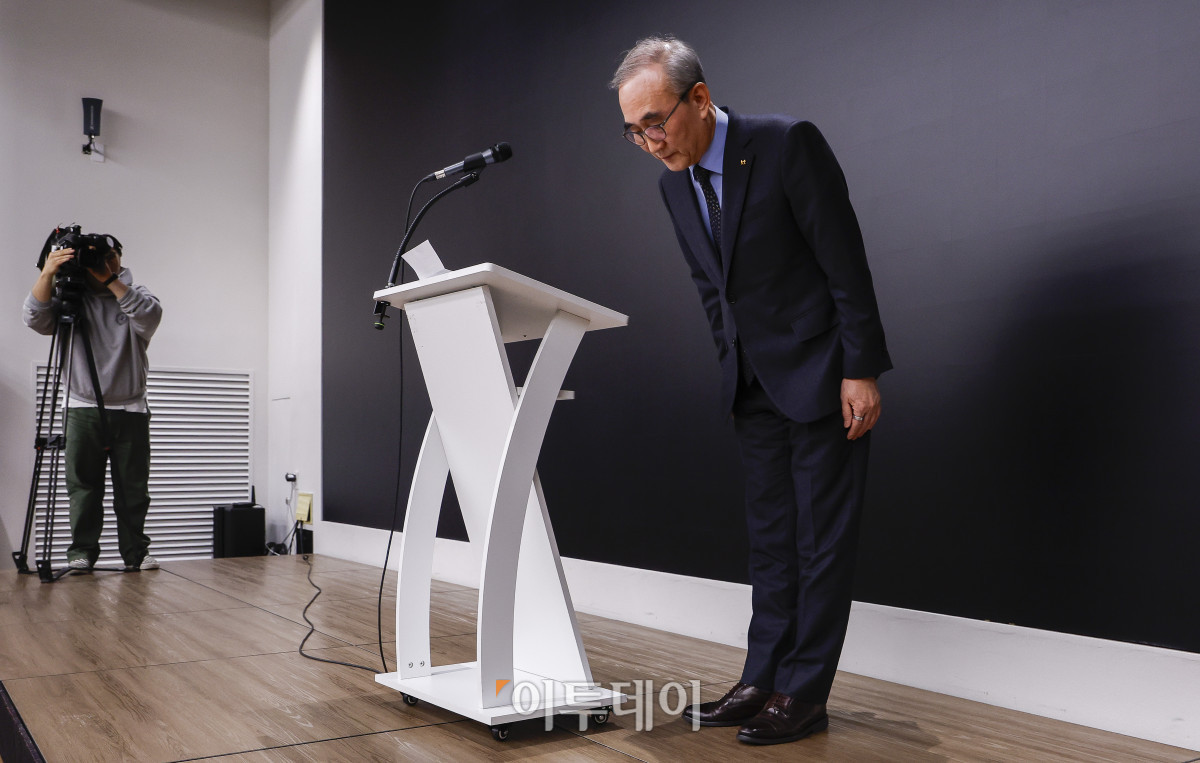 ▲김영섭 KT 대표가 30일 서울 종로구 KT광화문빌딩에서 무단 소액결제 사태 및 해킹 사고 등과 관련한 침해사고 관련 대고객 사과와 정보보안 혁신방안 기자브리핑에서 고개 숙여 사과하고 있다. 조현호 기자 hyunho@