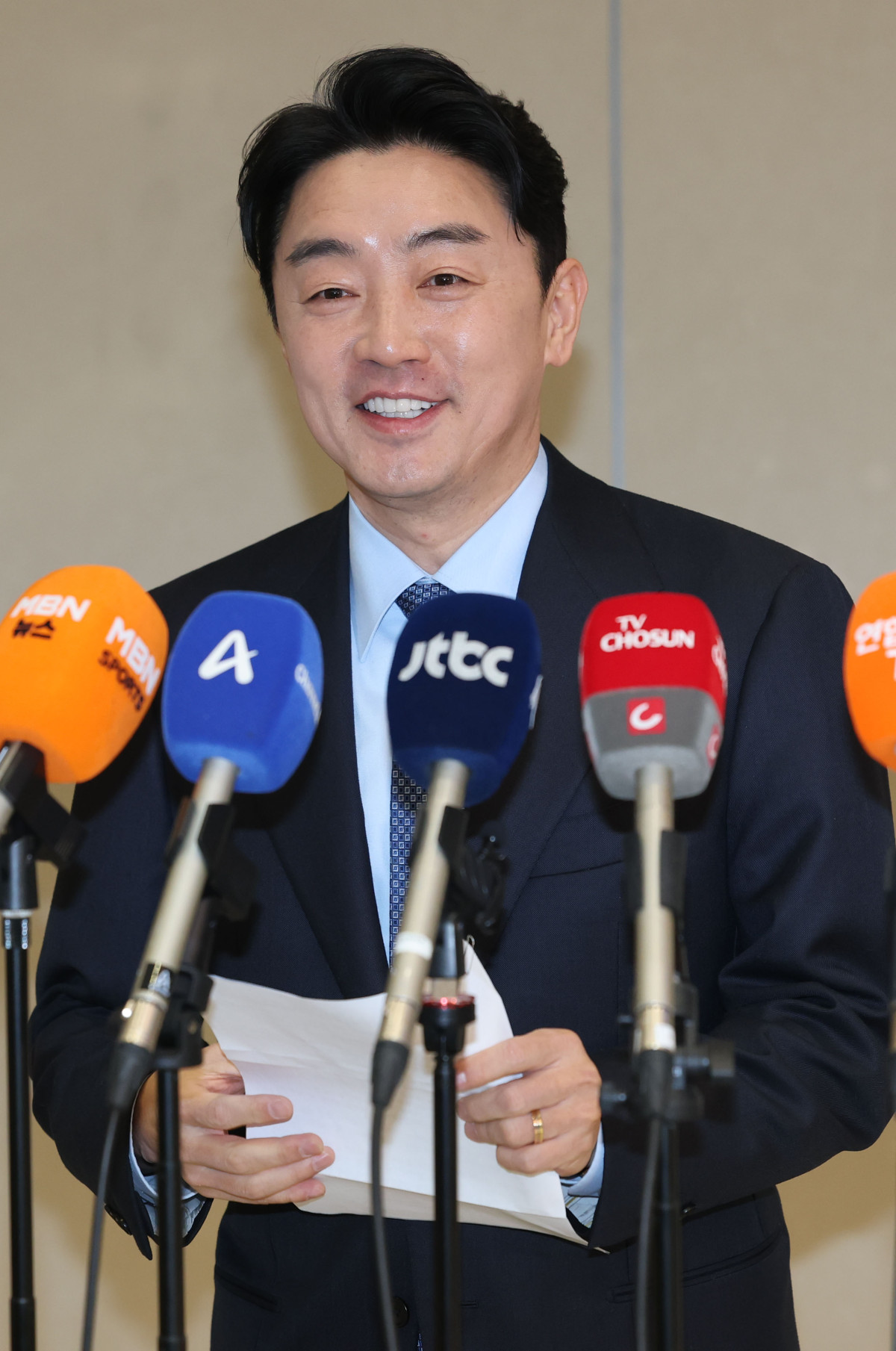 ▲'전략경제협력 대통령 특사' 자격으로 폴란드로 출국해 한화에어로스페이스의 다연장 유도무기인 천무 유도미사일의 3차 수출 계약 체결을 지원한 강훈식 대통령비서실장이 30일 인천국제공항 제2여객터미널을 통해 귀국해 발언하고 있다. 2025.12.30 (연합뉴스)