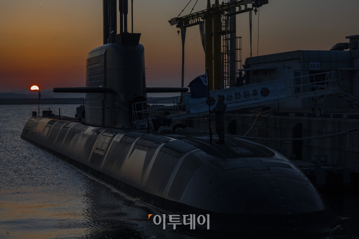 ▲캐나다가 총사업비 약 60조 원 규모의 초계 잠수함 사업(CPSP)을 추진하는 가운데, 한국과 독일이 최종 후보로 확정되며 경쟁 구도가 한화오션·HD현대중공업 원팀과 독일 티센크루프마린시스템스(TKMS) 간 양자 대결로 압축됐다. 독일이 북대서양조약기구(NATO) 동맹과 정부 간 거래(G2G)를 앞세운 전략적 연계를 강조하는 반면, 한국은 장보고-Ⅲ 기반 잠수함의 검증된 성능과 안정적인 납기 이력, 비용 대비 성능 경쟁력, 현지화 전략을 강점으로 내세우고 있다. 캐나다 정부는 절충교역(ITB) 규모와 현지 투자, 전략산업 협력, 북극 작전 기여, 대미 의존도 완화 등을 핵심 평가 기준으로 제시했다. 경남 창원시 진해구 해군잠수함사령부에 정박한 3000톤급 잠수함 도산안창호함 뒤로 병오년(丙午年) 새해의 태양이 떠오르고 있다. 사상 최대 규모의 단일 해상 무기체계 계약을 향한 새해 도전에도 밝은 빛이 비치기 기대한다. 조현호 기자 hyunho@