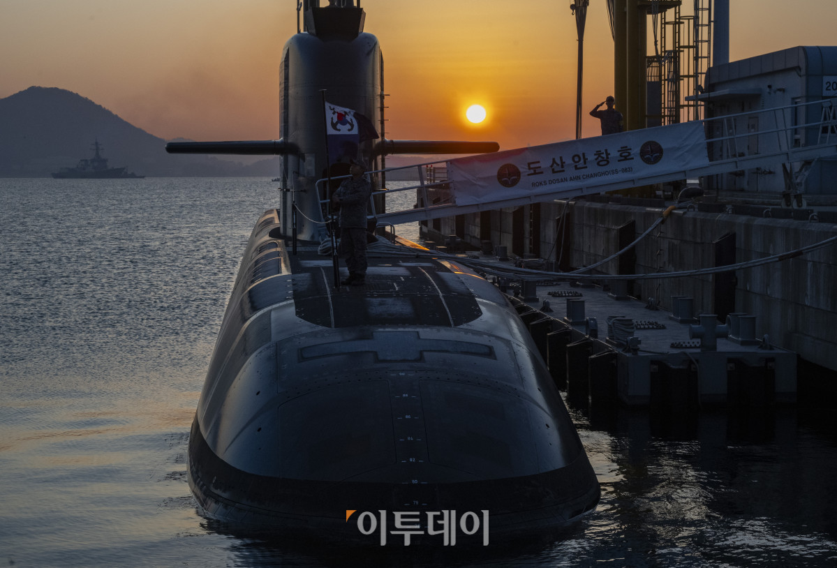 ▲캐나다가 총사업비 약 60조 원 규모의 초계 잠수함 사업(CPSP)을 추진하는 가운데, 한국과 독일이 최종 후보로 확정되며 경쟁 구도가 한화오션·HD현대중공업 원팀과 독일 티센크루프마린시스템스(TKMS) 간 양자 대결로 압축됐다. 독일이 북대서양조약기구(NATO) 동맹과 정부 간 거래(G2G)를 앞세운 전략적 연계를 강조하는 반면, 한국은 장보고-Ⅲ 기반 잠수함의 검증된 성능과 안정적인 납기 이력, 비용 대비 성능 경쟁력, 현지화 전략을 강점으로 내세우고 있다. 캐나다 정부는 절충교역(ITB) 규모와 현지 투자, 전략산업 협력, 북극 작전 기여, 대미 의존도 완화 등을 핵심 평가 기준으로 제시했다. 경남 창원시 진해구 해군잠수함사령부에 정박한 3000톤급 잠수함 도산안창호함 뒤로 병오년(丙午年) 새해의 태양이 떠오르고 있다. 사상 최대 규모의 단일 해상 무기체계 계약을 향한 새해 도전에도 밝은 빛이 비치기 기대한다. 조현호 기자 hyunho@