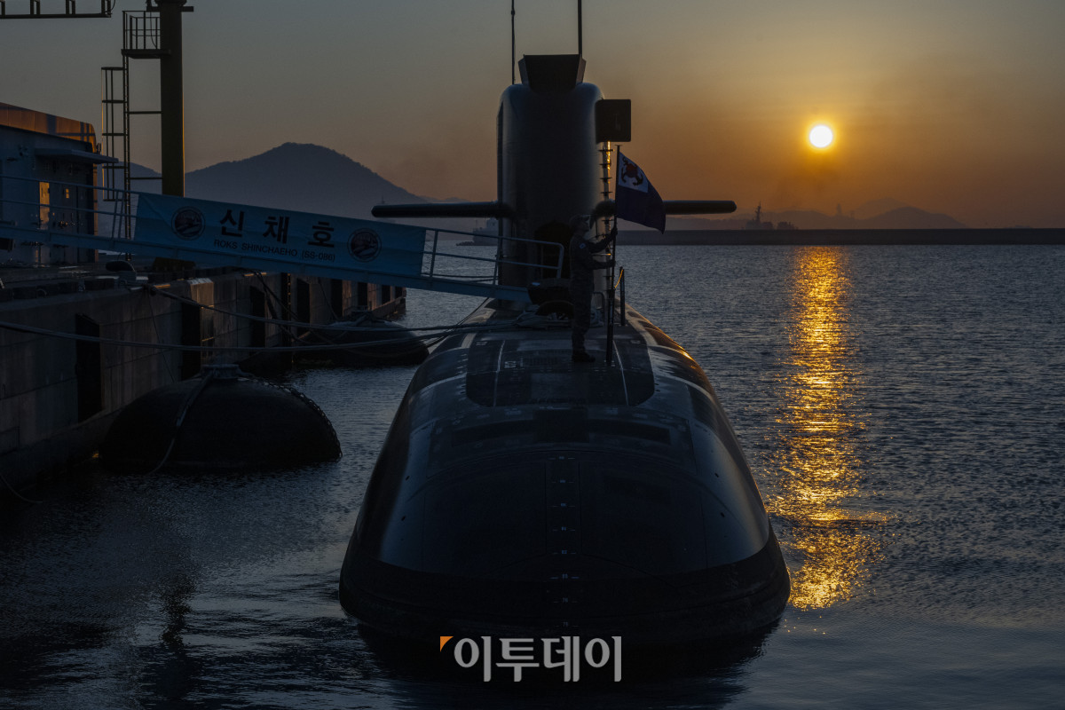 ▲캐나다가 총사업비 약 60조 원 규모의 초계 잠수함 사업(CPSP)을 추진하는 가운데, 한국과 독일이 최종 후보로 확정되며 경쟁 구도가 한화오션·HD현대중공업 원팀과 독일 티센크루프마린시스템스(TKMS) 간 양자 대결로 압축됐다. 독일이 북대서양조약기구(NATO) 동맹과 정부 간 거래(G2G)를 앞세운 전략적 연계를 강조하는 반면, 한국은 장보고-Ⅲ 기반 잠수함의 검증된 성능과 안정적인 납기 이력, 비용 대비 성능 경쟁력, 현지화 전략을 강점으로 내세우고 있다. 캐나다 정부는 절충교역(ITB) 규모와 현지 투자, 전략산업 협력, 북극 작전 기여, 대미 의존도 완화 등을 핵심 평가 기준으로 제시했다. 경남 창원시 진해구 해군잠수함사령부에 정박한 3000톤급 잠수함 신채호함 뒤로 병오년(丙午年) 새해의 태양이 떠오르고 있다. 사상 최대 규모의 단일 해상 무기체계 계약을 향한 새해 도전에도 밝은 빛이 비치기 기대한다. 조현호 기자 hyunho@
