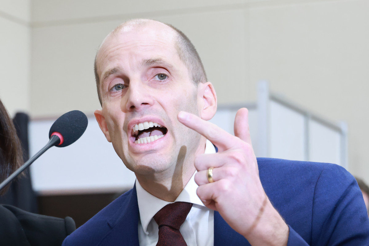 ▲ 지난달 30일 국회에서 열린 쿠팡 침해사고 및 개인정보 유출, 불공정 거래, 노동환경 실태 파악과 재발 방지 대책 마련을 위한 청문회에서 해롤드 로저스 쿠팡 대표이사가 최민희 과학기술정보방송통신위원회 위원장의 동시통역기 착용 요구에 답변하고 있다. (연합뉴스)