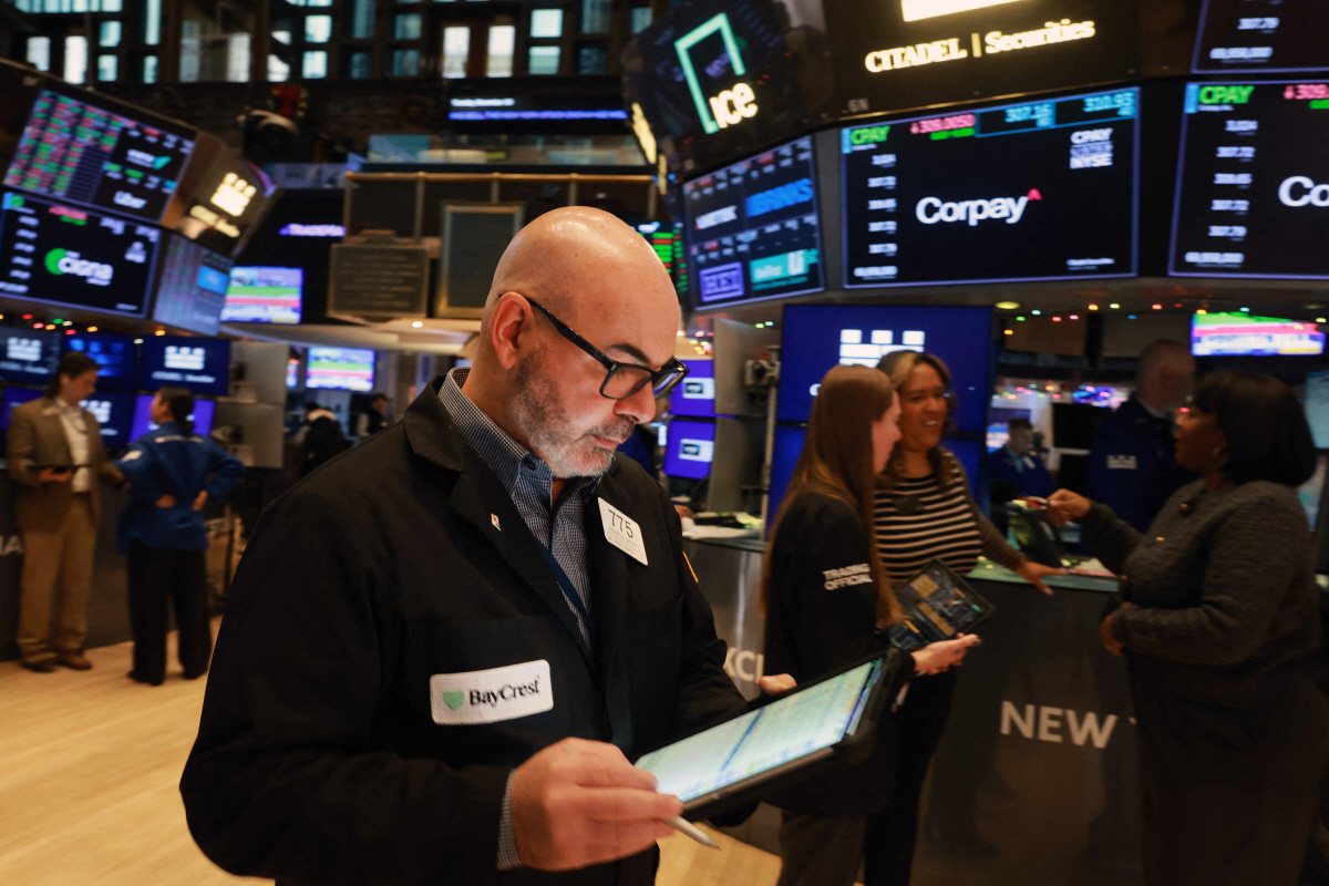 ▲뉴욕증권거래소에서 30일(현지시간) 트레이더가 주가를 살피고 있다. 뉴욕/AFP연합뉴스