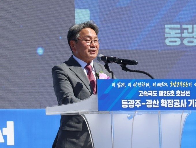 ▲강기정 광주시장이 국립광주박물관에서 열린 '호남고속도로 동광주IC~광산IC 구간 확장사업 기공식'에 참여해 환영사를 하고 있다.  (사진제공=광주시)