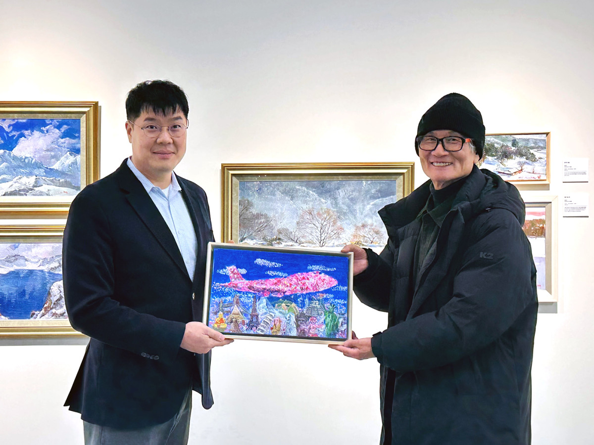 ▲30일 과천에 위치한 장애예술인 전문 전시관 ‘갤러리바다’에서 오효석 작가가 에어프레미아 임직원에게 작품을 선물하고 있다. (사진=에어프레미아)