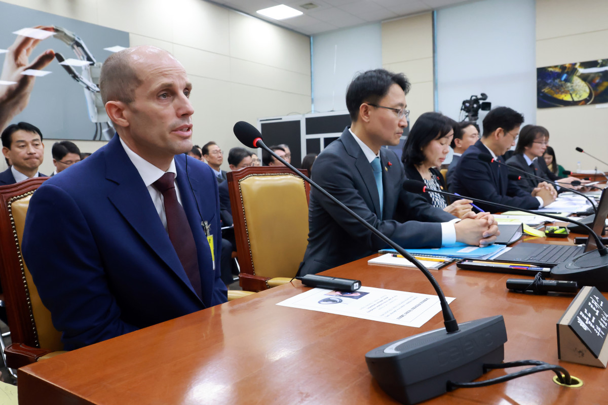 ▲답변하는 로저스 쿠팡 대표 (연합뉴스)