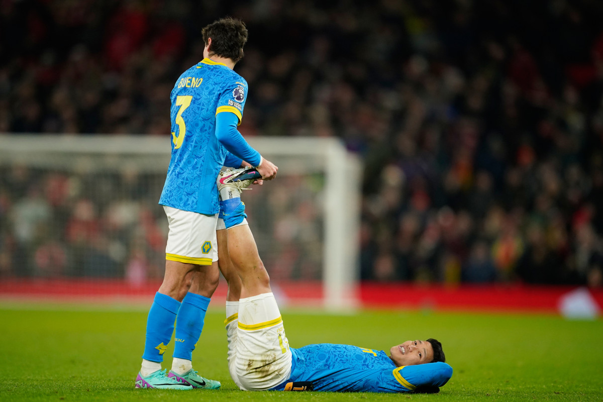 ▲다리 근육 통증으로 그라운드에서 동료의 치료를 받는 황희찬 (AP/연합뉴스)