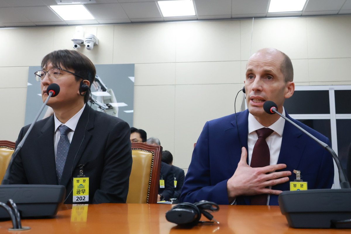 ▲30일 국회에서 열린 쿠팡 침해사고 및 개인정보 유출, 불공정 거래, 노동환경 실태 파악과 재발 방지 대책 마련을 위한 청문회에서 해롤드 로저스 쿠팡 대표이사가 의원 질의에 답하고 있다. 왼쪽은 박대준 전 쿠팡 대표.  (연합뉴스)
