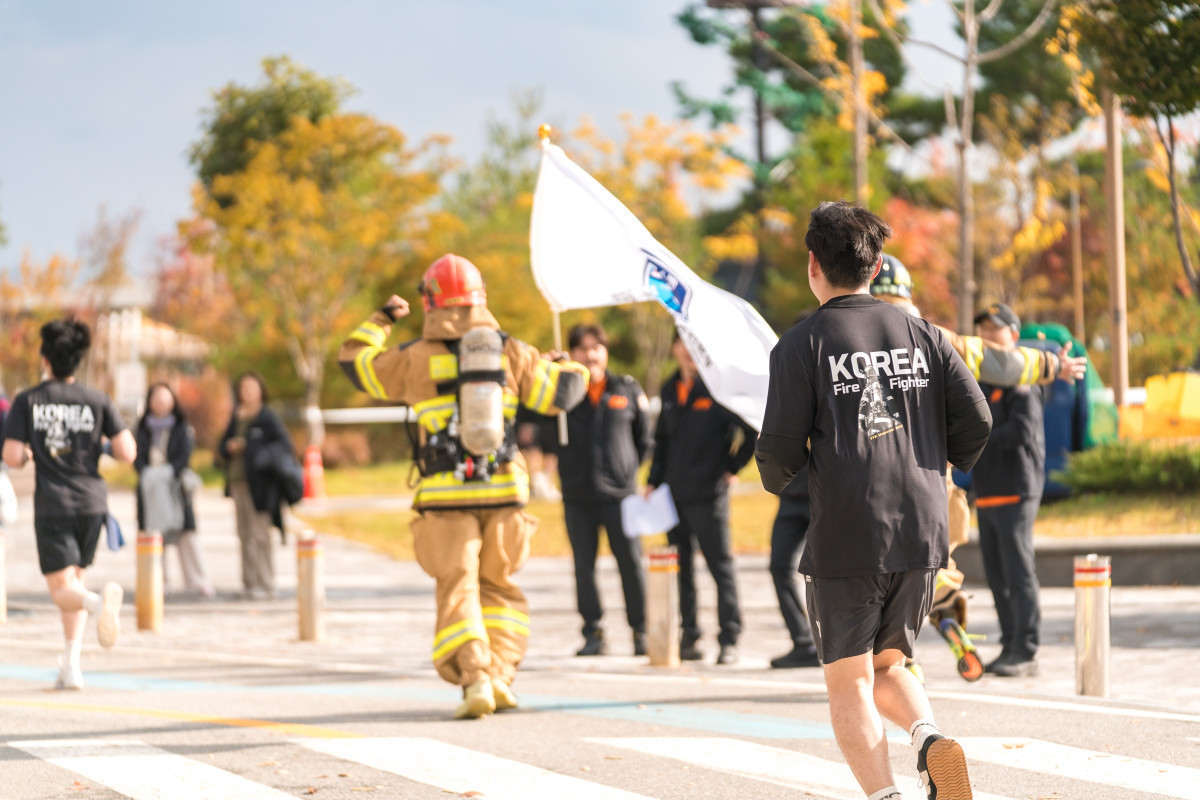 ▲LG유플러스는 나눔 문화 확산을 위해 임원들이 자발적으로 참여한 사회공헌 기금 누적액이 3억5000만 원을 돌파했다고 밝혔다. 사진은 지난 11월 진행된 ‘119 메모리얼데이’ 행사 현장 모습. (사진제공=LG유플러스)