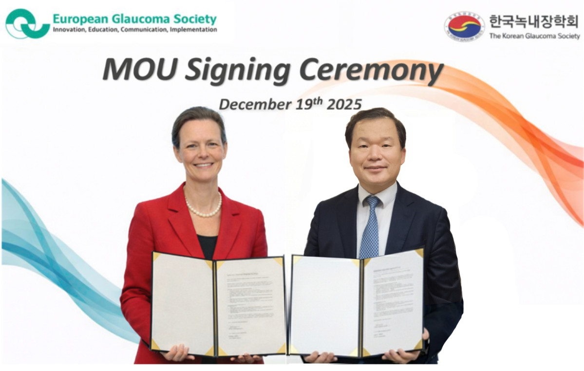 ▲잉게보르그 스탈만스 유럽녹내장학회 회장과 김태우 한국녹내장학회 회장(분당서울대병원 안과 교수)이 학술교류 증대를 위한 업무협약을 체결했다. (분당서울대병원)