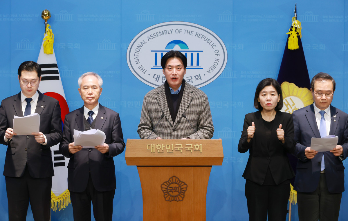 ▲더불어민주당 정치검찰조작기소대응특별위원장인 한준호 의원이 31일 국회 소통관에서 이재명 대통령 사건 공소 취소 촉구 기자회견을 하고 있다. (연합뉴스)