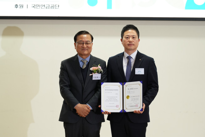 ▲30일 서울 여의도 국회의원회관에서 열린 ‘제3회 한국공공ESG경영대상’ 시상식에서 강원랜드가 공기업 산업진흥 서비스부문 대상을 수상했다. 김정래 한국공공ESG연구원장(왼쪽)과 지창근 강원랜드 ESG정책팀장이 기념촬영을 하고 있다.(강원랜드 제공)
