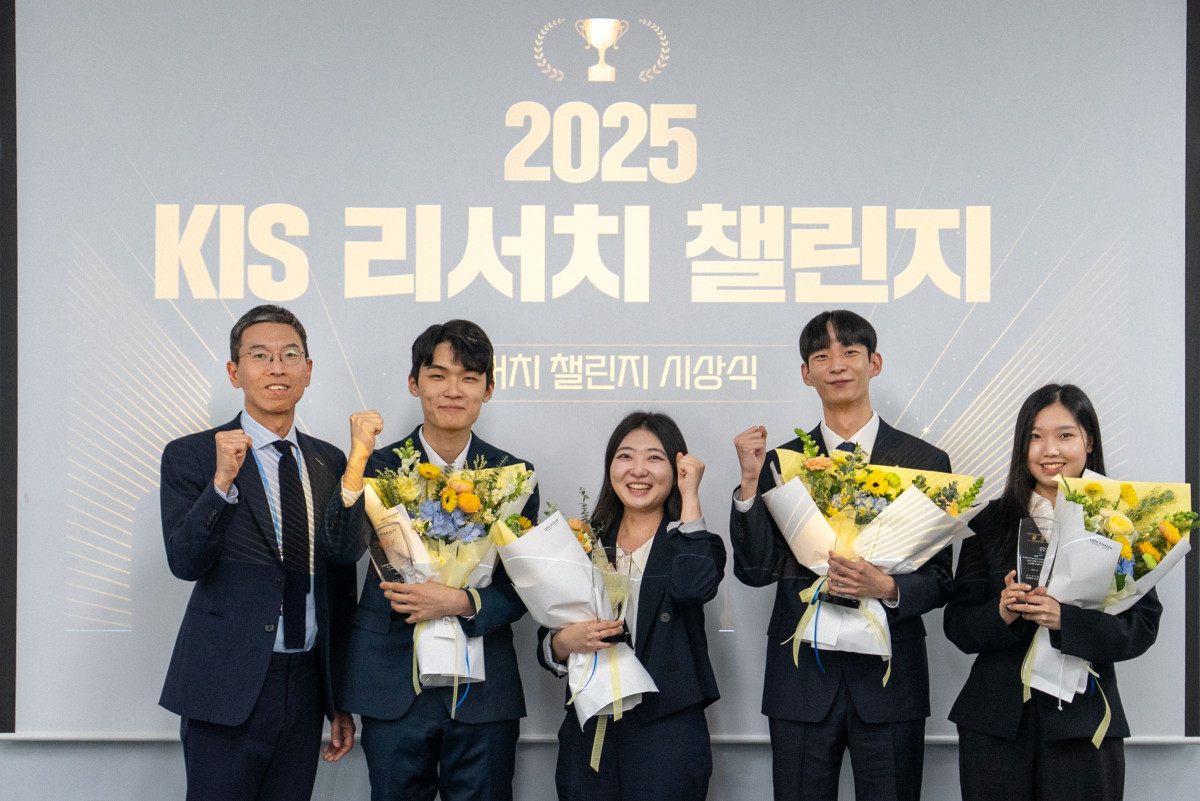 ▲한국투자증권이 개최한 리서치챌린지 수상자들이 유종우 리서치본부장(왼쪽)과 함께 기념사진을 촬영하고 있다. (한국투자증권)