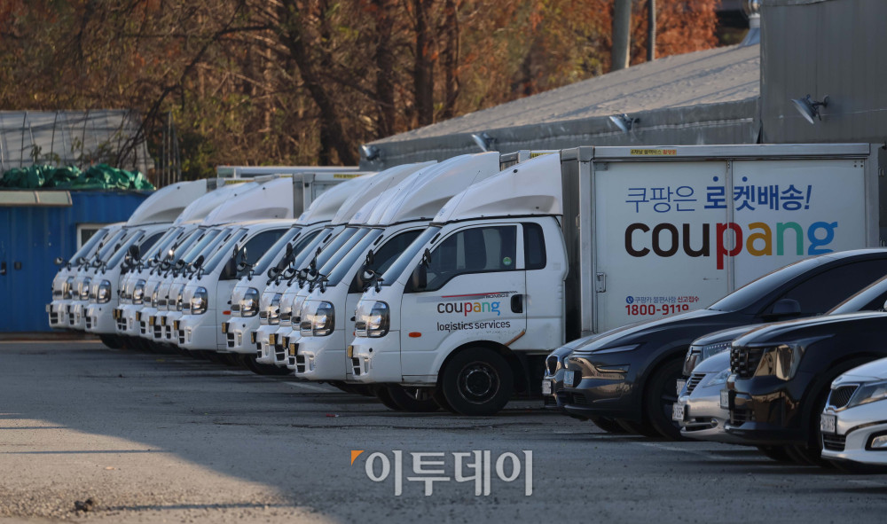 ▲ 쿠팡 이용자 3370만여 명의 이름과 전화번호, 주소 등의 개인정보가 유출된 가운데 서울의 한 쿠팡 물류센터 인근에 차량이 주차돼 있다. 신태현 기자 holjjak@ (이투데이 DB)