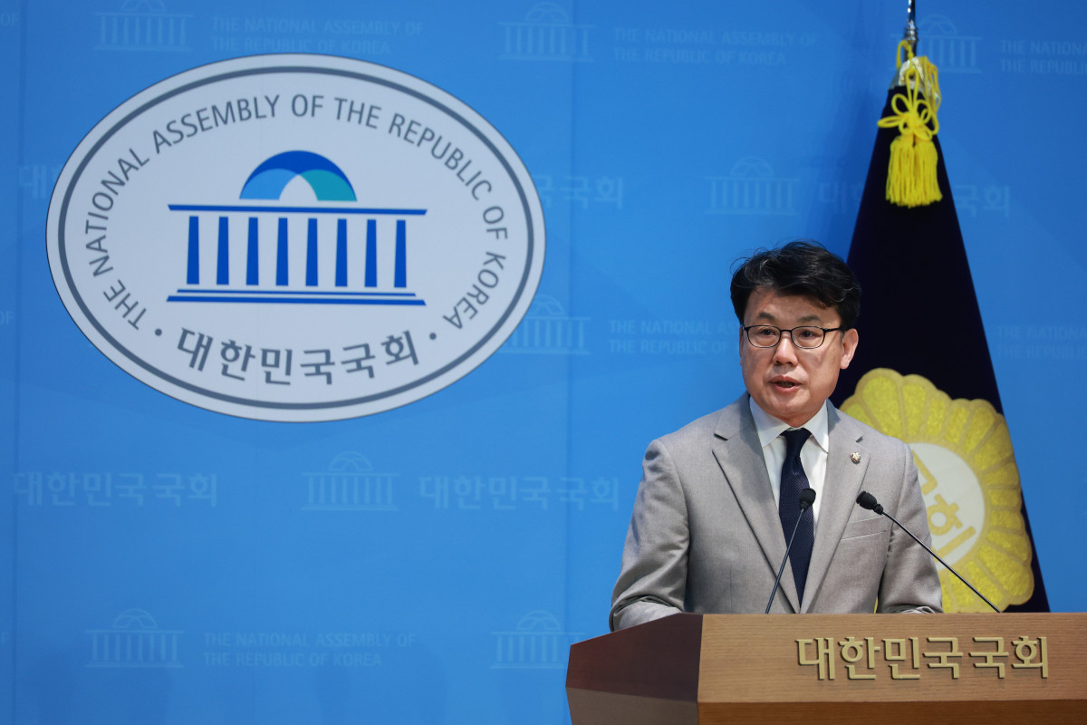 ▲진성준 더불어민주당 의원이 31일 서울 여의도 국회 소통관에서 원내대표 선거 출마 기자회견을 하고 있다. (사진=뉴시스)