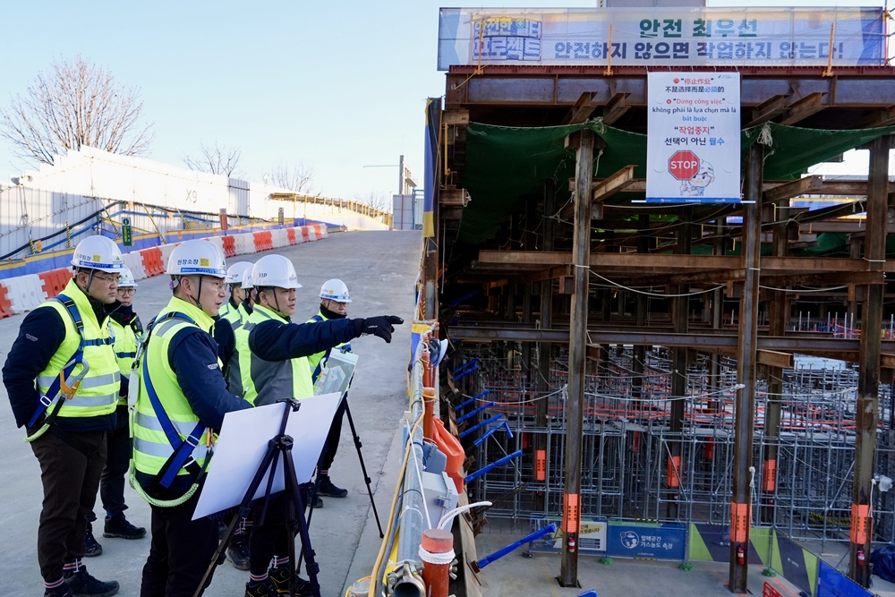 ▲31일 현대엔지니어링 주우정 대표이사(오른쪽 두 번째)가 경기도 오산시 세교동에 위치한 현대테라타워 세마역 현장에서 현장 안전점검을 진행하고 있다. (현대엔지니어링)