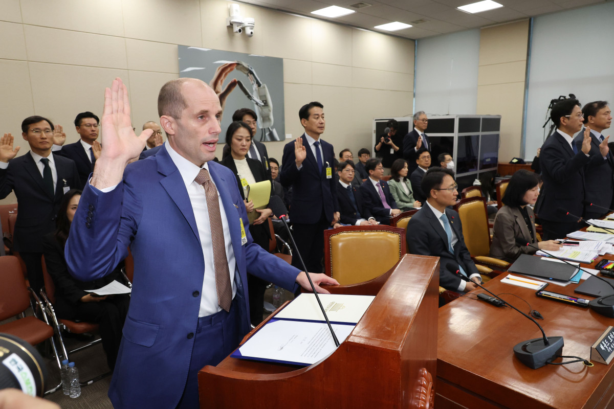 ▲해롤드 로저스 쿠팡 임시대표가 31일 서울 여의도 국회 과학기술정보방송통신위원회에서 열린 쿠팡 침해사고 및 개인정보 유출, 불공정 거래, 노동환경 실태 파악과 재발 방지 대책 마련을 위한 청문회에서 증인선서 하고 있다. (연합뉴스)